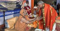 Samvit volunteers, organisers receiving blessings from H.H. Swamiji